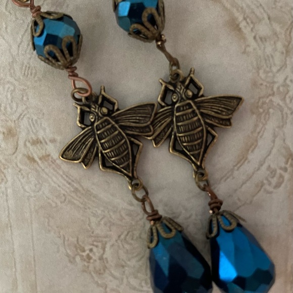 SOLD Art Nouveau Style Brass Bumble Bee Earrings Blue AB Faceted VTG Glass Beads - Picture 4 of 8